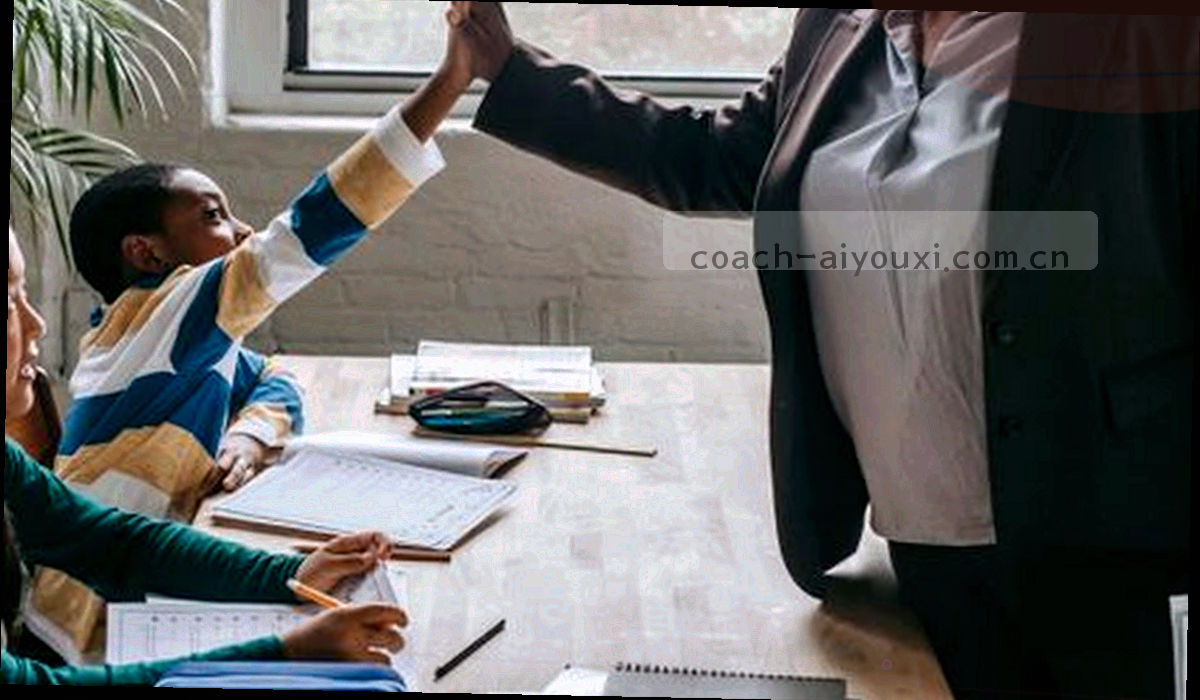 球场中线与刻度标记的抽象俯视图形，示意轮次推进
